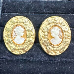 Vtg: Brushed Gold Toned Left & Right Facing Oval Cameo Clip-on Earrings